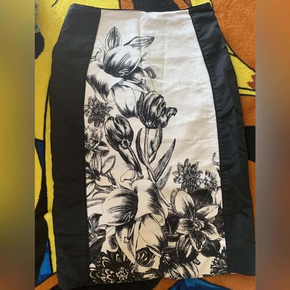 White House Black-Market White/Black Floral Colorblock Pencil Skirt 0 PreOwned